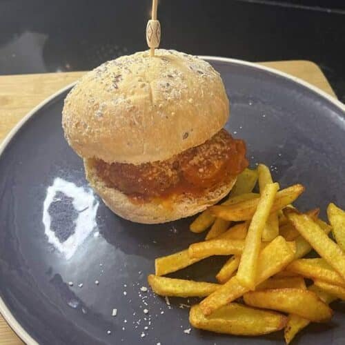 Recette des buns aux boulettes de porc, sauce tomate-parmesan