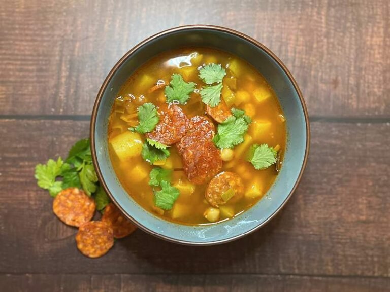 Soupe espagnole traditionnelle au chorizo et pois chiches | Recette facile