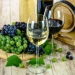 Verres de vin blanc et rouge pour accompagner le foie gras