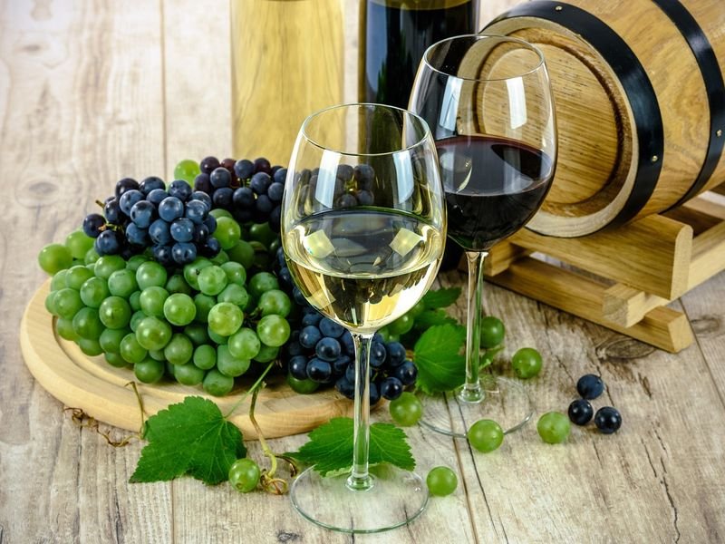 Verres de vin blanc et rouge pour accompagner le foie gras